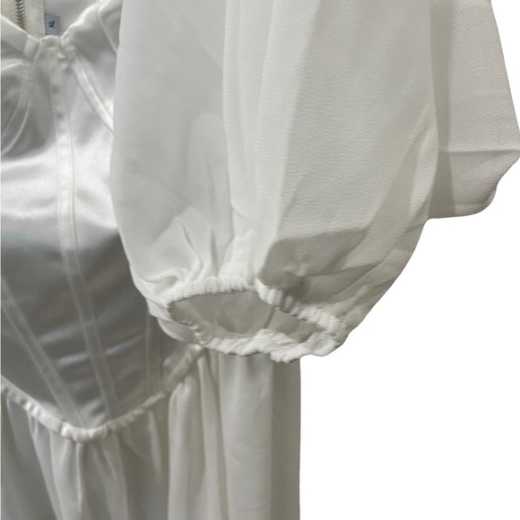 White costume dress, satin bodice and billowy sleeves. Cut out in the back. XL - Picture 5 of 6